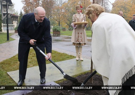 Президент Беларуси посадил дерево в Лошицком парке