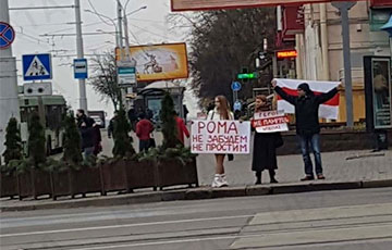 Цепь солидарности стоит на улице Якуба Коласа в Минске