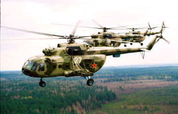 У границ Украины заметили восемь российских вертолетов Ми-8