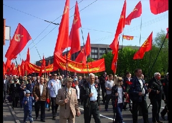 На возложение цветов Ленину согнали школьников и студентов (Фото)
