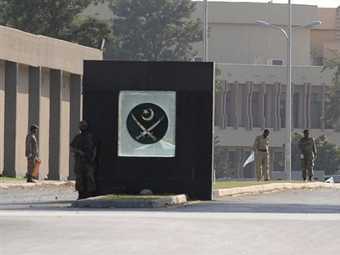 Боевики захватили заложников в штабе пакистанской армии