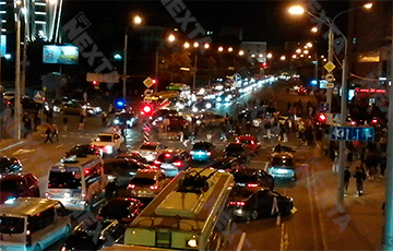 На Немиге возле «Макдональдса» протестующие заблокировали движение