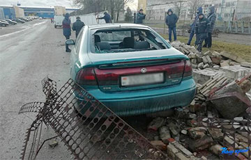 В Барановичах во время урагана кирпичный забор упал на шесть легковушек