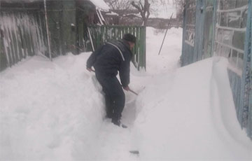 В Рогачеве одинокие пенсионеры оказались в «снежных ловушках»