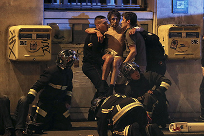 Сбежавшие из парижского театра рассказали о расстреливавших людей террористах