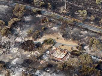 В зоне лесных пожаров в Австралии пропали без вести десятки человек