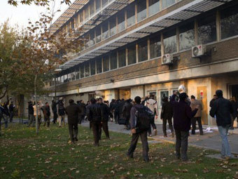 Великобритания закрыла посольство в Тегеране