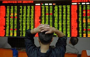 Торги акциями в Китае остановлены после обвала на бирже на 7%