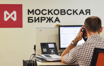 Торги в Москве открылись обвалом российского рубля и акций