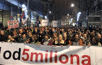 Сербы вышли на протесты против политики Вучича