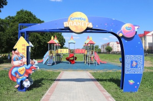 «Савушкин» построил в Березе игровой комплекс и спортплощадку с тренажерами