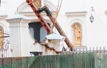 Фотофакт: В Несвиже горе-строители разрушили портал костела с усыпальницей Радзивиллов