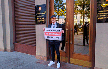 «Хватит кормить таракана»: возле здания Администрации президента РФ прошла акция