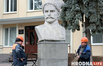 Жители Гродно заставили власти убрать бюст Чапаева