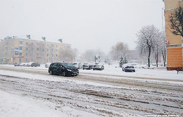 Города на западе Беларуси оказался в снежной блокаде