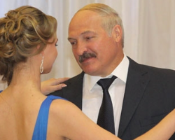 Лукашенко просит выпускников не уезжать из Беларуси