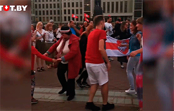 Белорусы в центре Минска танцуют