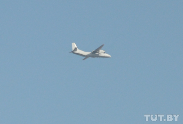 Что делает в небе над Минском военный самолет? (Фото)