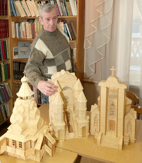 Инженер из Молодечно создает копии церквей и костелов из спичек