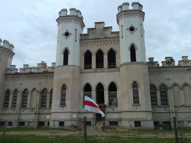 На Косcовском замке вывесили бело-красно-белые флаги