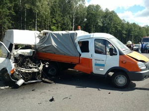 Микроавтобус влетел в машину дорожников, водитель погиб