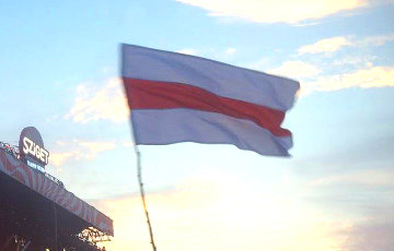 Фотофакт: бело-красно-белый флаг на фестивале в Будапеште