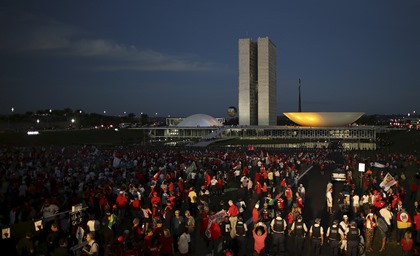 Тысячи бразильцев вышли на улицы в поддержку  президента