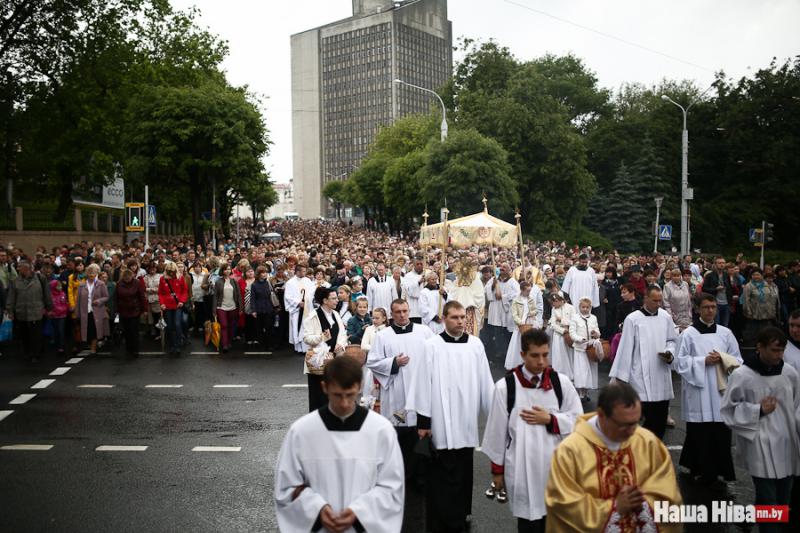 Тысячи верующих провели шествие по проспекту Независимости в Минске
