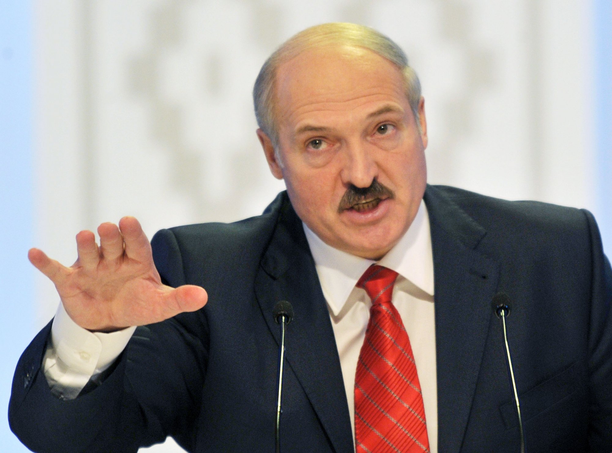 Лукашенко пообещал «оторвать головы» тем, кто попытается использовать деноминацию для повышения цен