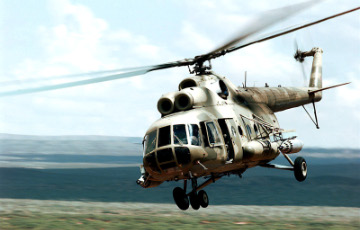 Военный вертолет Ми-8 совершил вынужденную посадку около Березы