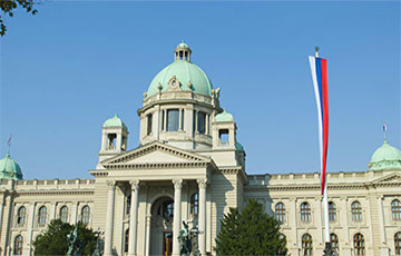 В Сербии протестующие ворвались в парламент