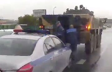 Новейший белорусский БТР попал в аварию на объездной Москвы