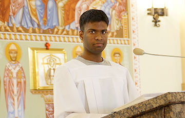 Студент из Шри-Ланки выучил белорусские молитвы, чтобы служить в костеле