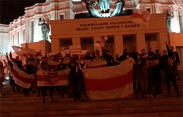 Видеофакт: Десятки белорусов скандируют возле Оперного театра «Жыве Беларусь!»