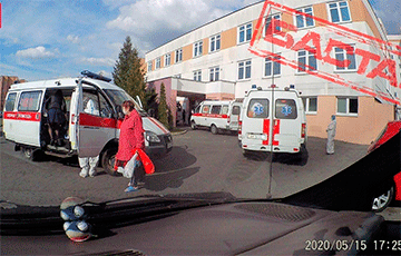 Фотофакт: Из Центральной городской больницы Бреста вывозят контакты 1-го уровня