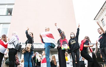 Белорусские школьники отмечают 103-ю годовщину БНР