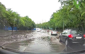 В Беларуси прошли дожди из-за которых в некоторых частях страны затопило дороги