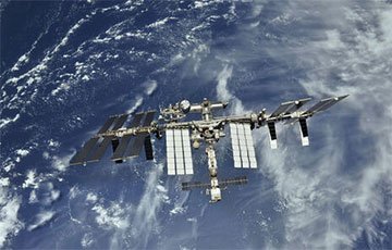 Российские космонавты пытаются найти утечку воздуха на МКС с помощью бумажек