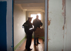 Милиционеры скрываются от бобруйского блогера