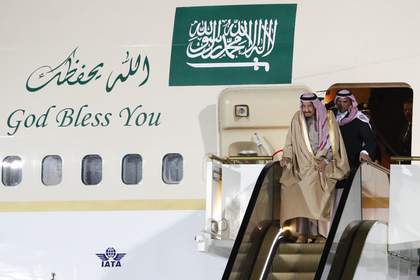 Под королем Саудовской Аравии остановился трап-эскалатор