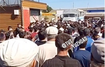 Бунт в Дагестане: протестующие перекрыли федеральную трассу и заставили полицию извиниться