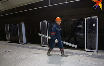 Фотофакт: В минском метро установили первые двери-экраны