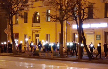 Жители четырех улиц устроили шествие с фонариками по Минску