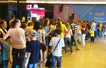 Фотофакт: Несколько сотен минчан стоит в очереди в Музей мороженого