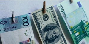 Утром 13 июля доллар и евро подешевели до минимума за неделю