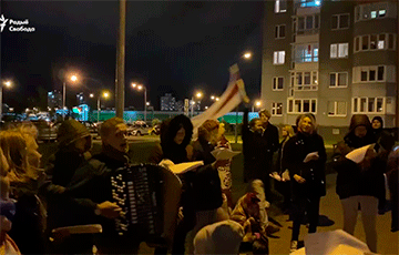 Жители ЖК «Магистр» поют патриотические песни под баян