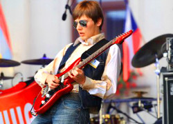 Слепой музыкант из Мостов успешно гастролирует по Европе