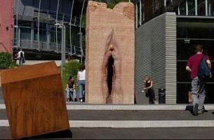 Студент застрял в скульптуре гигантской вагины в Германии (фото)