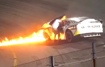 Видеофакт: В США отец гонщика NASCAR спас сына из загоревшейся машины