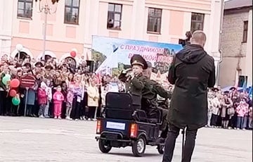 В Новогрудке командовать парадом поставили дошкольника в военной форме